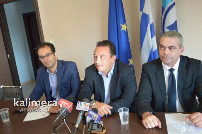 &Kappa;&lambda;&iota;&mu;ά&kappa;&iota;&omicron; &tau;&eta;&sigmaf; &Nu;&Delta; &sigma;&tau;&eta;&nu; &Alpha;&rho;&kappa;&alpha;&delta;ί&alpha;: &laquo;&Kappa;ά&nu;&omicron;&upsilon;&mu;&epsilon; &alpha;&upsilon;&tau;&omicron;&kappa;&rho;&iota;&tau;&iota;&kappa;ή &kappa;&alpha;&iota; &kappa;&alpha;&tau;&epsilon;&beta;&alpha;ί&nu;&omicron;&upsilon;&mu;&epsilon; &nu;&alpha; &alpha;&kappa;&omicron;ύ&sigma;&omicron;&upsilon;&mu;&epsilon; &tau;&eta;&nu; &kappa;&omicron;&iota;&nu;&omega;&nu;ί&alpha;&raquo; (vd)