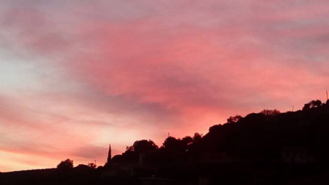 Ο κατακόκκινος ουρανός στα Τρόπαια Γορτυνίας! (εικόνες)