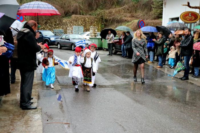 &Eta; &sigma;&chi;&omicron;&lambda;&iota;&kappa;ή &gamma;&iota;&omicron;&rho;&tau;ή 25&eta;&sigmaf; &Mu;&alpha;&rho;&tau;ί&omicron;&upsilon; &sigma;&tau;&omicron; &Beta;&alpha;&lambda;&tau;&epsilon;&sigma;&iota;&nu;ί&kappa;&omicron; (&epsilon;&iota;&kappa;ό&nu;&epsilon;&sigmaf;)