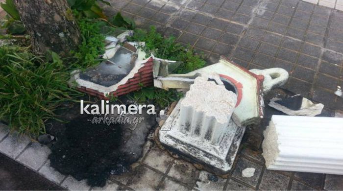 &Kappa;&omicron;&mu;&mu;&alpha;&tau;&iota;&alpha;&sigma;&mu;έ&nu;&omicron; &sigma;&tau;&omicron; &delta;&rho;ό&mu;&omicron; &pi;&alpha;&rho;&alpha;&mu;έ&nu;&epsilon;&iota; &laquo;&epsilon;&iota;&kappa;&omicron;&nu;&omicron;&sigma;&tau;ά&sigma;&iota;&raquo; &sigma;&tau;&eta;&nu; &Tau;&rho;ί&pi;&omicron;&lambda;&eta; (&epsilon;&iota;&kappa;ό&nu;&epsilon;&sigmaf;)