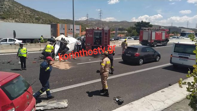Σοβαρό τροχαίο με 2 εγκλωβισμένους κοντά στα διόδια Ισθμού (vd)
