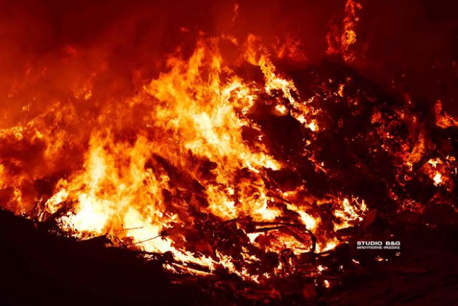 Μεγάλη φωτιά ξέσπασε τη νύχτα σε σκουπιδότοπο στην Αργολίδα (vd)