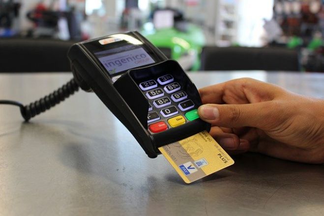 Παραμένει το όριο 50 € για συναλλαγές χωρίς pin με τραπεζικές κάρτες!