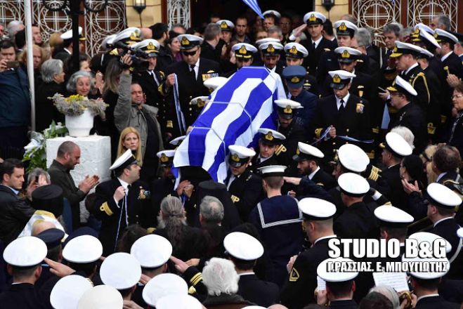 Τραγικές στιγμές στην κηδεία του υποπλοίαρχου Κωνσταντίνου Πανανά στο Ναύπλιο (vd)