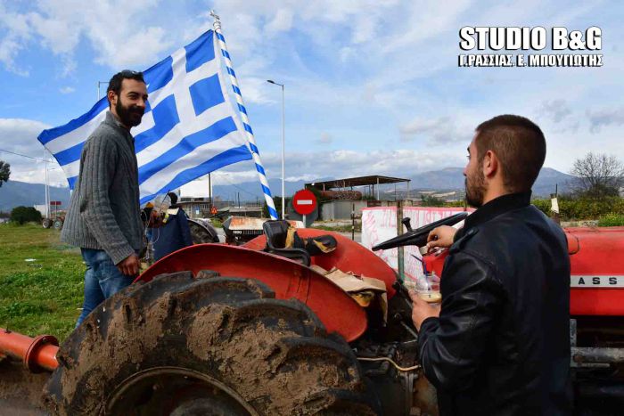 Αγρότες έκλεισαν την εθνική οδό &quot;Κορίνθου - Άργους&quot; (εικόνες)!