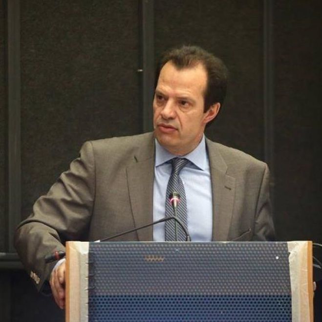 &Delta;έ&delta;&epsilon;&sigmaf;: "&Eta; &Nu;έ&alpha; &Pi;&epsilon;&lambda;&omicron;&pi;ό&nu;&nu;&eta;&sigma;&omicron;&sigmaf; &kappa;&alpha;&iota; &omicron; &epsilon;&pi;&iota;&kappa;&epsilon;&phi;&alpha;&lambda;ή&sigmaf; &tau;&eta;&sigmaf; &kappa;. &Tau;&alpha;&tau;&omicron;ύ&lambda;&eta;&sigmaf;, &beta;&rho;ί&sigma;&kappa;&omicron;&nu;&tau;&alpha;&iota; &sigma;&epsilon; &pi;&omicron;&lambda;&iota;&tau;&iota;&kappa;ό &ldquo;ί&lambda;&iota;&gamma;&gamma;&omicron;&rdquo;" (vd)