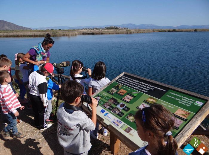 &Sigma;&tau;&eta; &lambda;&iota;&mu;&nu;&omicron;&theta;ά&lambda;&alpha;&sigma;&sigma;&alpha; &Mu;&omicron;&upsilon;&sigma;&tau;&omicron;ύ &mu;&alpha;&theta;&eta;&tau;έ&sigmaf; &alpha;&pi;ό &tau;&omicron; 1&omicron; &Delta;&eta;&mu;&omicron;&tau;&iota;&kappa;ό &Sigma;&chi;&omicron;&lambda;&epsilon;ί&omicron; &Tau;&rho;ί&pi;&omicron;&lambda;&eta;&sigmaf; (&epsilon;&iota;&kappa;ό&nu;&epsilon;&sigmaf;)