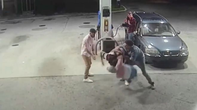 Βίντεο-σοκ από τη Φλόριντα | Τουρίστες παίζουν άγριο ξύλο με τους ληστές τους σε βενζινάδικο (vd)