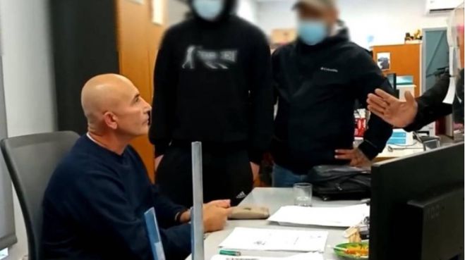 "Ντου" του Ρουβίκωνα στον δήμο Παιανίας: Δεν θα λες σε εργάτριες "μάζεψε την κ@@@α σου" - Δήμαρχος: "Δεν υπάρχει καμία καταγγελία" (vd)