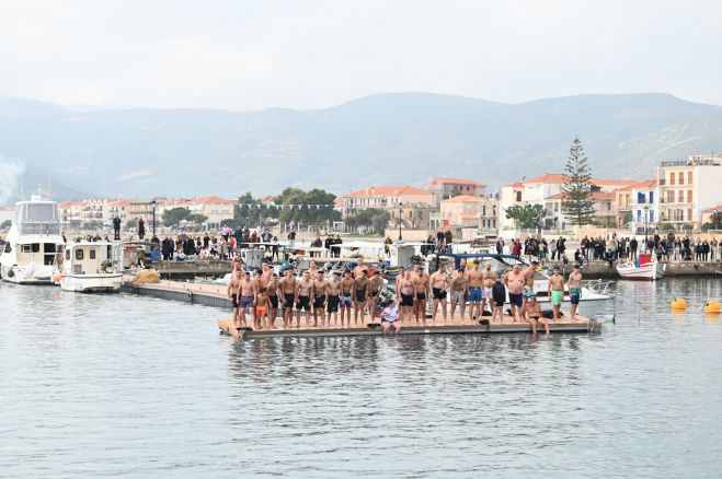 Η στιγμή της ρίψης του Σταυρού στο λιμάνι του Παραλίου Άστρους (vd)