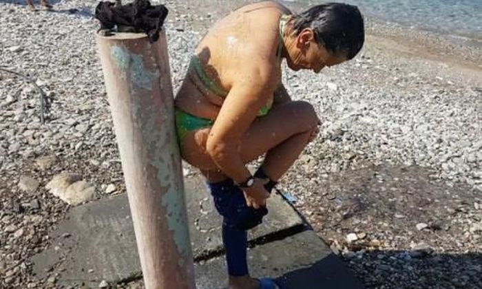 Πάτρα | Κάνουν μπάνιο με κολάν και μπλούζες για ν' αποφύγουν τις τσούχτρες! (vd)