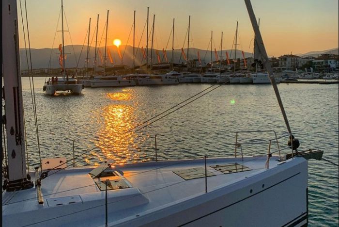 Με ιστιοπλοϊκά σκάφη γέμισε το λιμάνι στο Παράλιο Άστρος για το 10o Catamarans Cup! (vd)