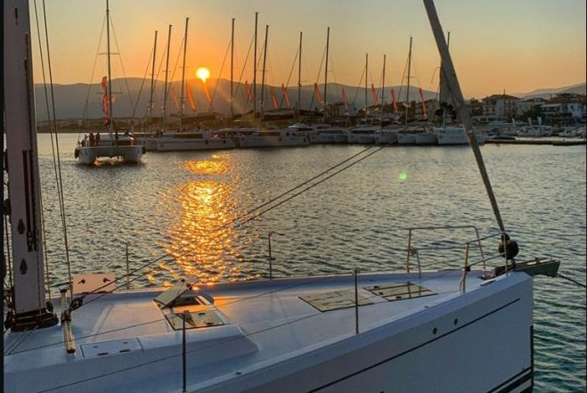 Με ιστιοπλοϊκά σκάφη γέμισε το λιμάνι στο Παράλιο Άστρος για το 10o Catamarans Cup! (vd)