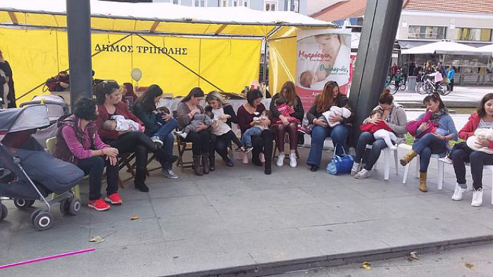 Μαμάδες θήλασαν και φέτος δημόσια τα παιδιά τους στην Τρίπολη (εικόνες - βίντεο)!