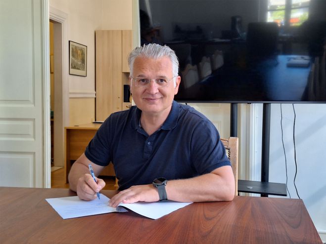 &Nu;έ&alpha; &chi;&rho;&eta;&mu;&alpha;&tau;&omicron;&delta;ό&tau;&eta;&sigma;&eta; 15.000.000 &euro; &gamma;&iota;&alpha; &alpha;&sigma;&phi;&alpha;&lambda;έ&sigma;&tau;&epsilon;&rho;&omicron;&upsilon;&sigmaf; &delta;&rho;ό&mu;&omicron;&upsilon;&sigmaf; &alpha;&pi;ό &tau;&eta;&nu; &Pi;&epsilon;&rho;&iota;&phi;έ&rho;&epsilon;&iota;&alpha; &Pi;&epsilon;&lambda;&omicron;&pi;&omicron;&nu;&nu;ή&sigma;&omicron;&upsilon;