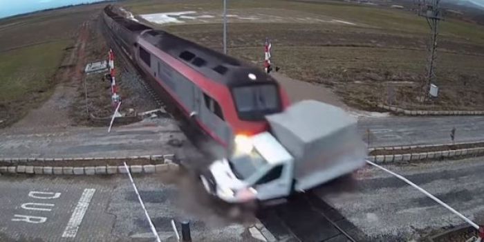 Σοκαριστικό βίντεο με τρένο να παρασύρει φορτηγό στην Τουρκία