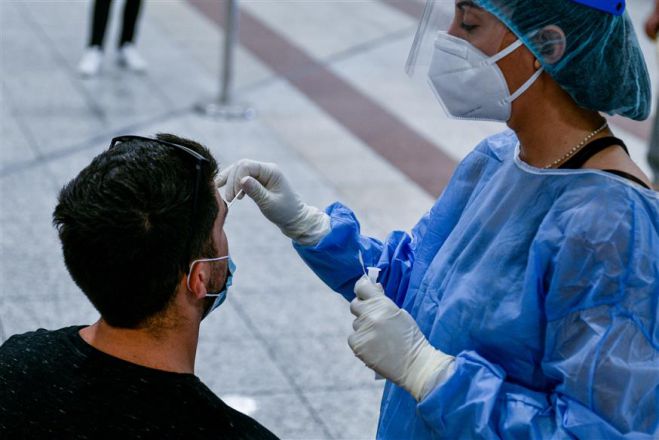Διαγνωστικά test covid και για τους εμβολιασμένους εξετάζει η Κυβέρνηση
