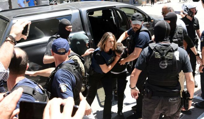 «Φόνισσα, φόνισσα» φώναζαν οι συγκεντρωμένοι στην Μουρτζούκου (vd)