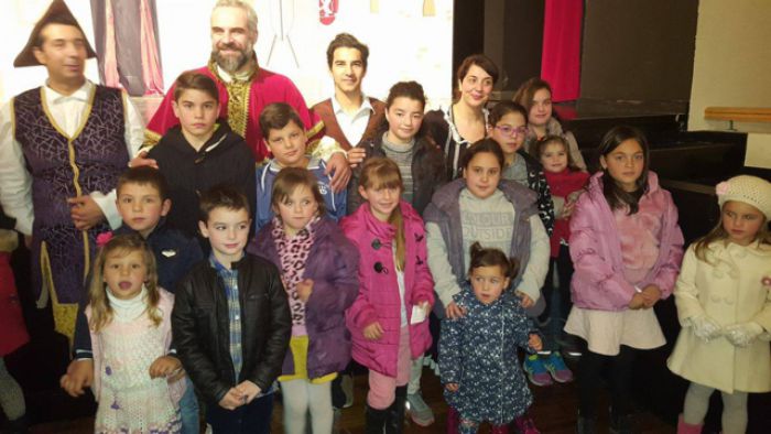 &Omicron;&iota; &mu;&iota;&kappa;&rho;&omicron;ί &phi;ί&lambda;&omicron;&iota; &tau;&omicron;&upsilon; &Mu;&omicron;&upsilon;&sigma;&epsilon;ί&omicron;&upsilon; &Lambda;&alpha;ϊ&kappa;&omicron;ύ &Pi;&omicron;&lambda;&iota;&tau;&iota;&sigma;&mu;&omicron;ύ &Delta;ά&rho;&alpha; &pi;ή&gamma;&alpha;&nu; &theta;έ&alpha;&tau;&rho;&omicron;! (&epsilon;&iota;&kappa;ό&nu;&epsilon;&sigmaf;)