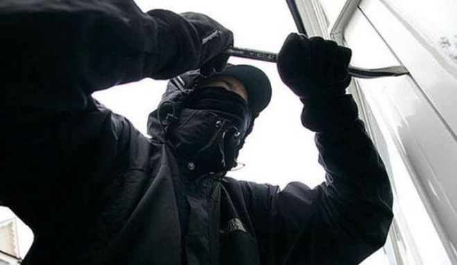 &Kappa;&lambda;έ&phi;&tau;&epsilon;&sigmaf; &rho;ή&mu;&alpha;&xi;&alpha;&nu; &tau;&alpha; &sigma;&pi;ί&tau;&iota;&alpha; &sigma;&tau;&omicron; &chi;&omega;&rho;&iota;ό &Beta;&lambda;ό&gamma;&gamma;&omicron;&sigmaf; &Gamma;&omicron;&rho;&tau;&upsilon;&nu;ί&alpha;&sigmaf;