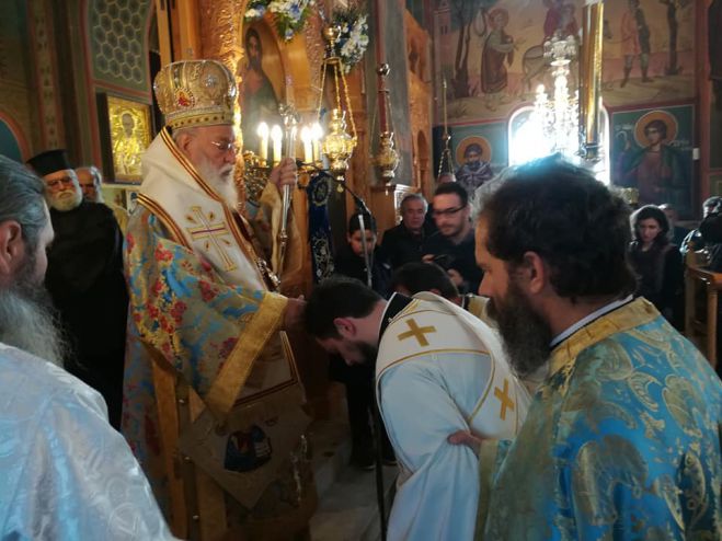 &Rho;ί&zeta;&epsilon;&sigmaf; &Tau;&epsilon;&gamma;έ&alpha;&sigmaf; | &Omicron; &Mu;&eta;&tau;&rho;&omicron;&pi;&omicron;&lambda;ί&tau;&eta;&sigmaf; &Alpha;&lambda;έ&xi;&alpha;&nu;&delta;&rho;&omicron;&sigmaf; &chi;&epsilon;&iota;&rho;&omicron;&tau;ό&nu;&eta;&sigma;&epsilon; &sigma;&epsilon; &Delta;&iota;ά&kappa;&omicron;&nu;&omicron; &tau;&omicron;&nu; &pi;. Ά&rho;&eta; &Gamma;&kappa;ό&rho;&omicron; (&epsilon;&iota;&kappa;ό&nu;&epsilon;&sigmaf; - &beta;ί&nu;&tau;&epsilon;&omicron;)