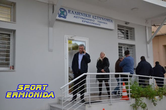 &Sigma;&tau;&omicron; &alpha;&upsilon;&tau;ό&phi;&omega;&rho;&omicron; &omicron; &delta;ή&mu;&alpha;&rho;&chi;&omicron;&sigmaf; &Epsilon;&rho;&mu;&iota;&omicron;&nu;ί&delta;&alpha;&sigmaf; &gamma;&iota;&alpha; &tau;&omicron; &pi;&rho;ό&beta;&lambda;&eta;&mu;&alpha; &mu;&epsilon; &tau;&alpha; &sigma;&kappa;&omicron;&upsilon;&pi;ί&delta;&iota;&alpha; (vd)