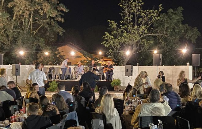 &Tau;&omicron; &pi;&alpha;&rho;&alpha;&delta;&omicron;&sigma;&iota;&alpha;&kappa;ό &gamma;&lambda;έ&nu;&tau;&iota; &sigma;&tau;&eta;&nu; &Alpha;&lambda;έ&alpha; &Tau;&epsilon;&gamma;έ&alpha;&sigmaf; (&epsilon;&iota;&kappa;ό&nu;&epsilon;&sigmaf; - &beta;ί&nu;&tau;&epsilon;&omicron;)