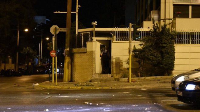 Οπαδοί του Ολυμπιακού πέταξαν πέτρες έξω από τον ΣΚΑΪ