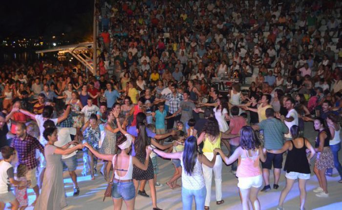 Γιορτή Ψαρά: Χρώματα, αρώματα και ήχοι της θάλασσας στο κατάμεστο θέατρο του Παραλίου (vd)