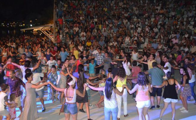 Γιορτή Ψαρά: Χρώματα, αρώματα και ήχοι της θάλασσας στο κατάμεστο θέατρο του Παραλίου (vd)