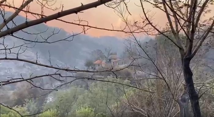 &Kappa;ά&eta;&kappa;&alpha;&nu; &tau;&rho;ί&alpha; &sigma;&pi;ί&tau;&iota;&alpha; &sigma;&tau;&omicron;&upsilon;&sigmaf; &Chi;&rho;ά&nu;&omicron;&upsilon;&sigmaf; &Mu;&epsilon;&gamma;&alpha;&lambda;ό&pi;&omicron;&lambda;&eta;&sigmaf;