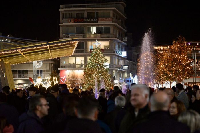 Η φωταγώγηση του Χριστουγεννιάτικου Δένδρου στην Τρίπολη μέσα από εικόνες!
