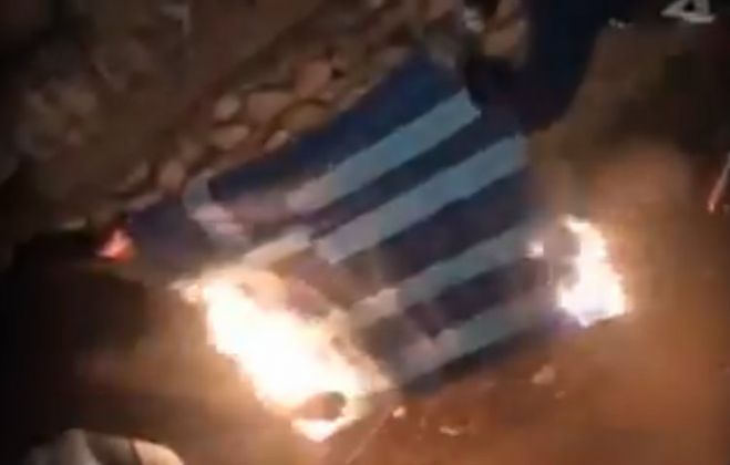 Νέα πρόκληση | Κουκουλοφόροι Τσάμηδες καίνε την ελληνική σημαία (vd)