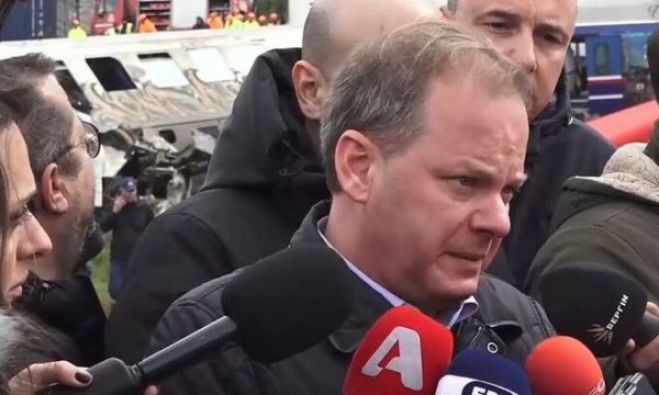 &Kappa;&alpha;&rho;&alpha;&mu;&alpha;&nu;&lambda;ή&sigmaf;: &laquo;&Nu;&alpha; &mu;&epsilon; &kappa;&rho;ί&nu;&epsilon;&iota; &omicron; &lambda;&alpha;ό&sigmaf; &alpha;&nu; &pi;&rho;έ&pi;&epsilon;&iota; &nu;&alpha; &alpha;&pi;&omicron;&chi;&omega;&rho;ή&sigma;&omega; &kappa;&alpha;&iota; &alpha;&pi;ό &tau;&eta;&nu; &pi;&omicron;&lambda;&iota;&tau;&iota;&kappa;ή. &Omicron; &lambda;&alpha;ό&sigmaf;, ό&chi;&iota; &tau;&alpha; &pi;&rho;&omega;&tau;&omicron;&sigma;έ&lambda;&iota;&delta;&alpha; &kappa;&alpha;&iota; &omicron; &Sigma;&Upsilon;&Rho;&Iota;&Zeta;&Alpha;&raquo;