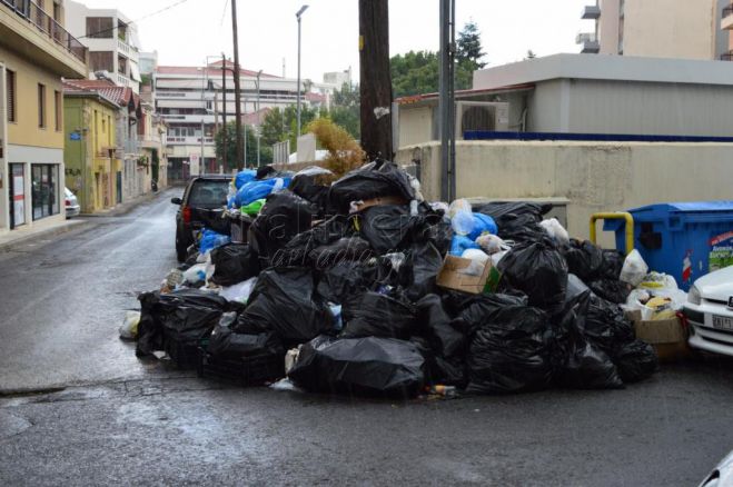 Τον κώδωνα του κινδύνου χτυπάει ο Ιατρικός Σύλλογος για τα αμάζευτα σκουπίδια στην Τρίπολη