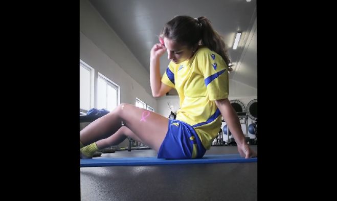 Όλα τα κορίτσια του Αστέρα με ροζ κορδέλες στο σώμα τους για την Ημέρα κατά του Καρκίνου του Μαστού (vd)