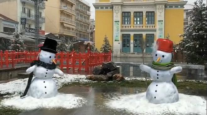 Δύο χιονάνθρωποι παίζουν … χιονοπόλεμο στην Πλατεία Πετρινού! (vd)