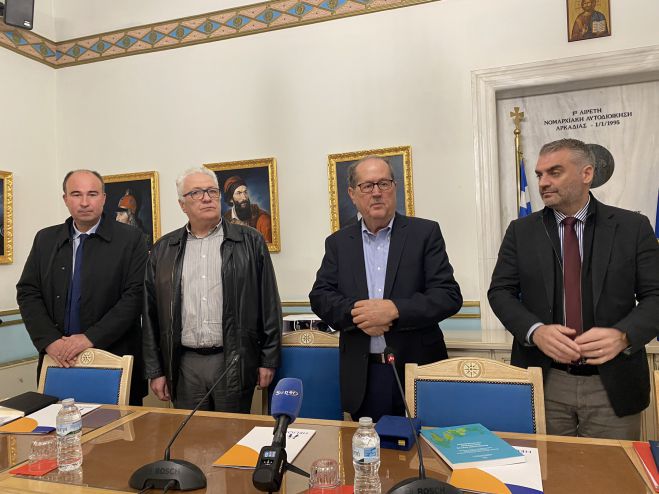 &Sigma;&tau;&eta;&nu; &Tau;&rho;ί&pi;&omicron;&lambda;&eta; &omicron; &gamma;&epsilon;&nu;&iota;&kappa;ό&sigmaf; &gamma;&rho;&alpha;&mu;&mu;&alpha;&tau;έ&alpha;&sigmaf; &Mu;&epsilon;&tau;&alpha;&nu;&alpha;&sigma;&tau;&epsilon;&upsilon;&tau;&iota;&kappa;ή&sigmaf; &Pi;&omicron;&lambda;&iota;&tau;&iota;&kappa;ή&sigmaf;