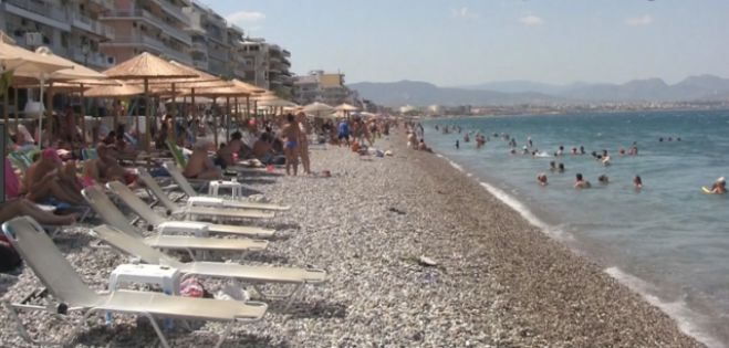 Λουτράκι | Ο mini καύσωνας γέμισε με κόσμο τις παραλίες (vd)
