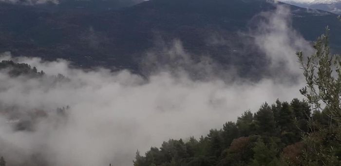 Χαμένο στην ομίχλη το χωριό Ράχες Γορτυνίας (εικόνες)