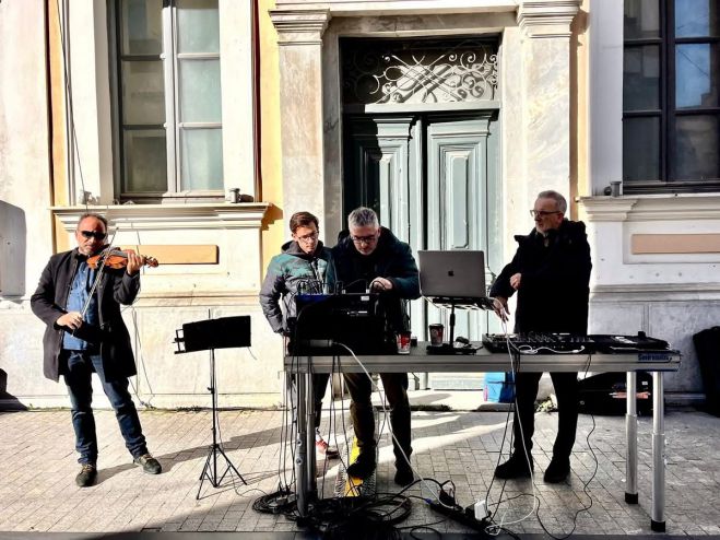 &Tau;&omicron; &pi;&rho;&omega;ί &tau;&eta;&sigmaf; &Kappa;&upsilon;&rho;&iota;&alpha;&kappa;ή&sigmaf; &omicron; &chi;ώ&rho;&omicron;&sigmaf; έ&xi;&omega; &alpha;&pi;ό &tau;&omicron; &pi;&alpha;&lambda;&alpha;&iota;ό &Delta;&eta;&mu;&alpha;&rho;&chi;&epsilon;ί&omicron; &gamma;έ&mu;&iota;&sigma;&epsilon; &mu;&omicron;&upsilon;&sigma;&iota;&kappa;ή, &chi;&alpha;&mu;ό&gamma;&epsilon;&lambda;&alpha; &kappa;&alpha;&iota; &gamma;&iota;&omicron;&rho;&tau;&iota;&nu;ή &delta;&iota;ά&theta;&epsilon;&sigma;&eta;! (vd)