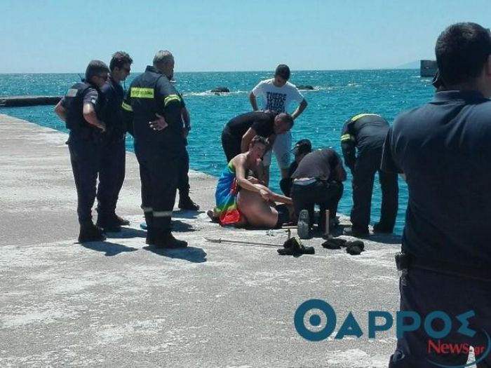 Καλαμάτα | Το πόδι μικρού παιδιού σφήνωσε στα &quot;βραχάκια&quot; - Απεγκλωβίστηκε από την Πυροσβεστική (vd)