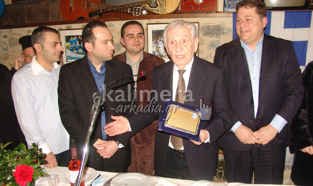 Μεγαλώνει η παρέα του «Γαλανόλευκου Φάρου»-Τιμήθηκε ο Βασίλης Μουγκοπέτρος (εικόνες & βίντεο)!