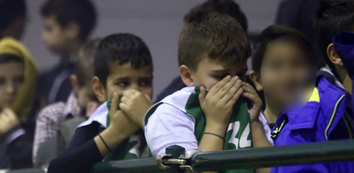 Οπαδοί του Ολυμπιακού διέκοψαν ματς της Α2 - Θλιβερές εικόνες με μικρά παιδιά