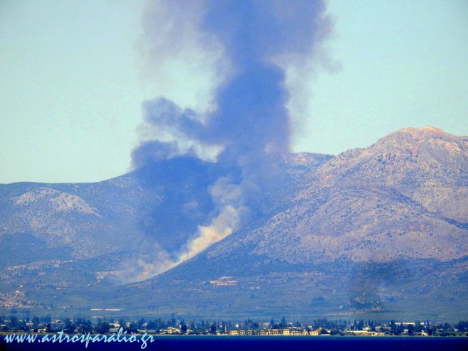 Η φωτιά στις Μυκήνες, όπως φαίνεται από το Παράλιο Άστρος (εικόνες)