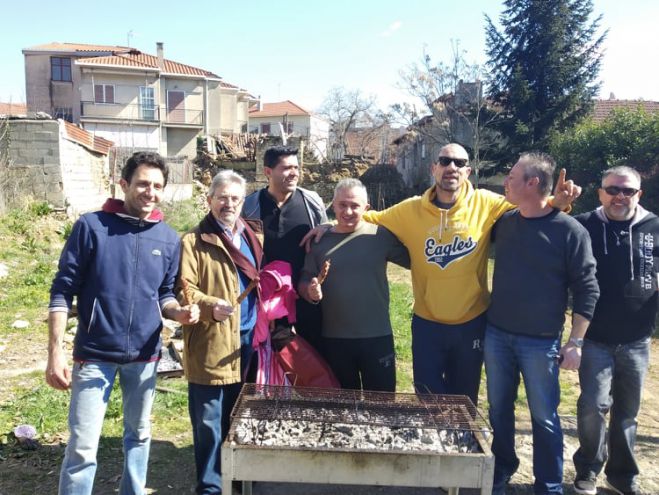 Τσικνοπέμπτη με σουβλάκια και τραγούδια έξω από το 7ο Δημοτικό Σχολείο Τρίπολης! (vd)