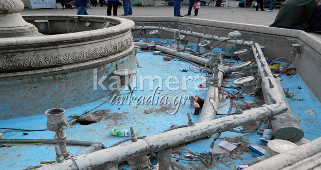 Σε … σκουπιδοτενεκές έχει μετατραπεί το σιντριβάνι της κεντρικής πλατείας στην Τρίπολη