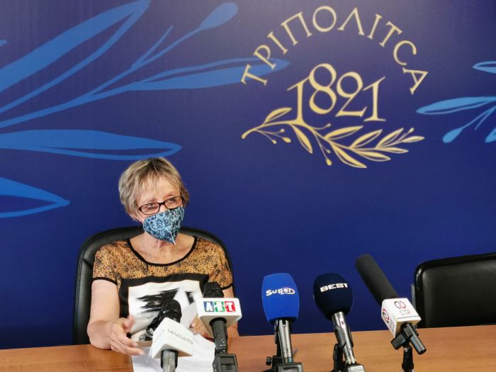 &Epsilon;&lambda;έ&nu;&eta; &Kappa;&alpha;&rho;&omicron;ύ&nu;&tau;&zeta;&omicron;&upsilon;: &laquo;&Pi;&omicron;&lambda;&iota;&tau;&iota;&sigma;&tau;&iota;&kappa;ό &Kappa;&alpha;&lambda;&omicron;&kappa;&alpha;ί&rho;&iota; &mu;&epsilon; &pi;&omicron;&lambda;&lambda;έ&sigmaf; &epsilon;&pi;&iota;&lambda;&omicron;&gamma;έ&sigmaf; &gamma;&iota;&alpha; &mu;&iota;&kappa;&rho;&omicron;ύ&sigmaf; &mu;&epsilon;&gamma;ά&lambda;&omicron;&upsilon;&sigmaf; &sigma;&tau;&omicron;&nu; &Delta;ή&mu;&omicron; &Tau;&rho;ί&pi;&omicron;&lambda;&eta;&sigmaf;&raquo; (vd)