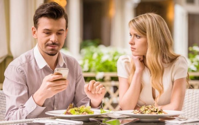 Phubbing - H &nu;έ&alpha; &mu;ά&sigma;&tau;&iota;&gamma;&alpha; &tau;&omicron;&upsilon; 21&omicron;&upsilon; &alpha;&iota;ώ&nu;&alpha; έ&chi;&epsilon;&iota; &pi;ά&rho;&epsilon;&iota; &alpha;&chi;&alpha;&lambda;ί&nu;&omega;&tau;&epsilon;&sigmaf; &delta;&iota;&alpha;&sigma;&tau;ά&sigma;&epsilon;&iota;&sigmaf;!