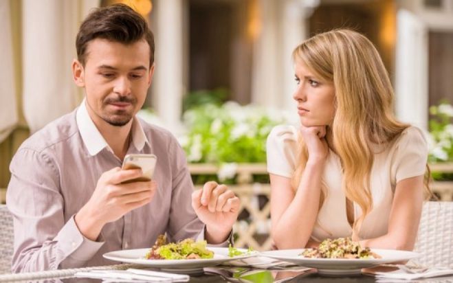 Phubbing - H &nu;έ&alpha; &mu;ά&sigma;&tau;&iota;&gamma;&alpha; &tau;&omicron;&upsilon; 21&omicron;&upsilon; &alpha;&iota;ώ&nu;&alpha; έ&chi;&epsilon;&iota; &pi;ά&rho;&epsilon;&iota; &alpha;&chi;&alpha;&lambda;ί&nu;&omega;&tau;&epsilon;&sigmaf; &delta;&iota;&alpha;&sigma;&tau;ά&sigma;&epsilon;&iota;&sigmaf;!